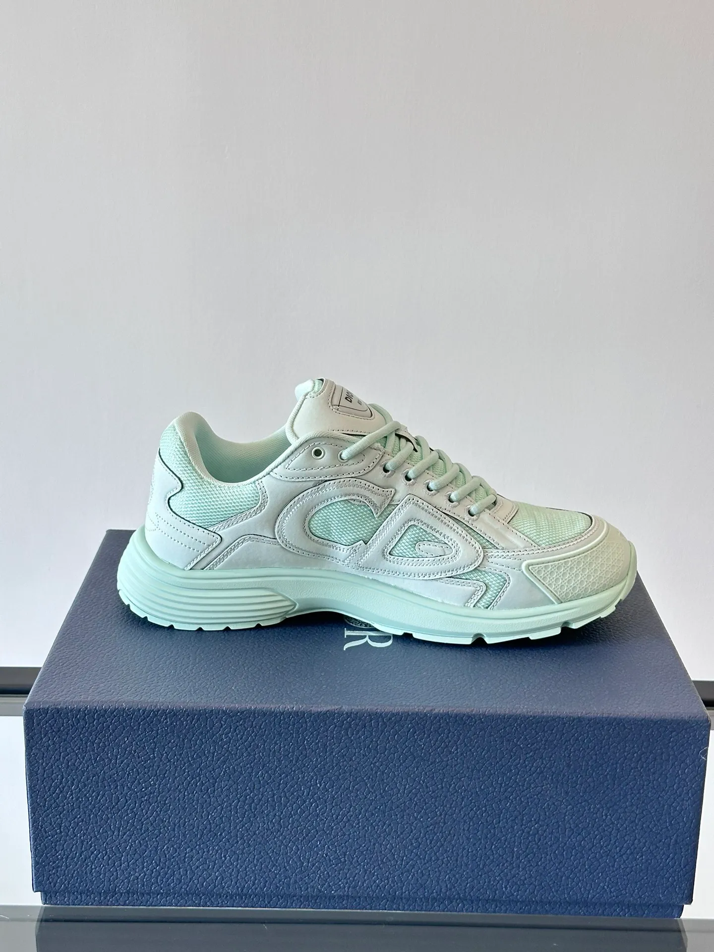 p400《Dio*》Dior B30 series sports shoes, multi-color mesh fabric and multi-color technical fabrics, this season's new B30 low-top sports shoes are one of the flagship styles of the series. Crafted from multicolor mesh and technical fabrics, it's finished with a reflective "CD30" graphic and silver-toned "DIOR B30" and "CD30" logos on the heel and tongue. An extra-light, sculpted rubber sole with signature accents adds style, while internal stretch details create ideal comfort. It can be matched with various casual styles to show a fashionable and modern sports style. Size: 38-44 (45-46 customized)